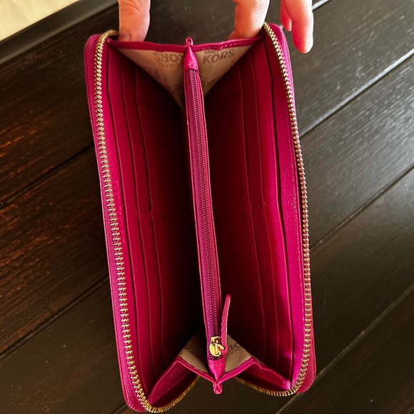 Used leather Michael Kors wallet - Picture 1 of 2